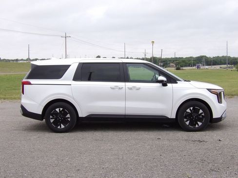 Used 2026 Kia Carnival LXS FWD image 5