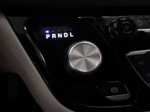 Used 2023 Chrysler Pacifica Touring-L FWD image 9