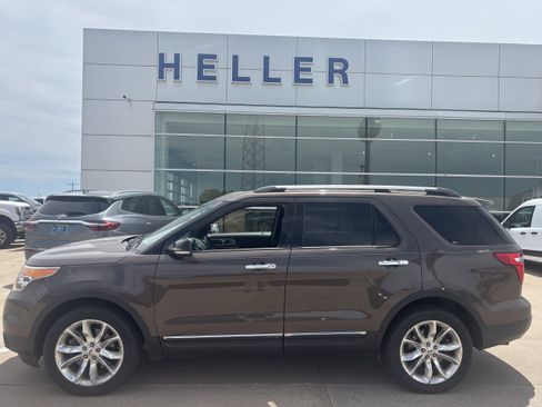 Used 2015 Ford Explorer XLT w/ Equipment Group 202A AWD/4WD image 3