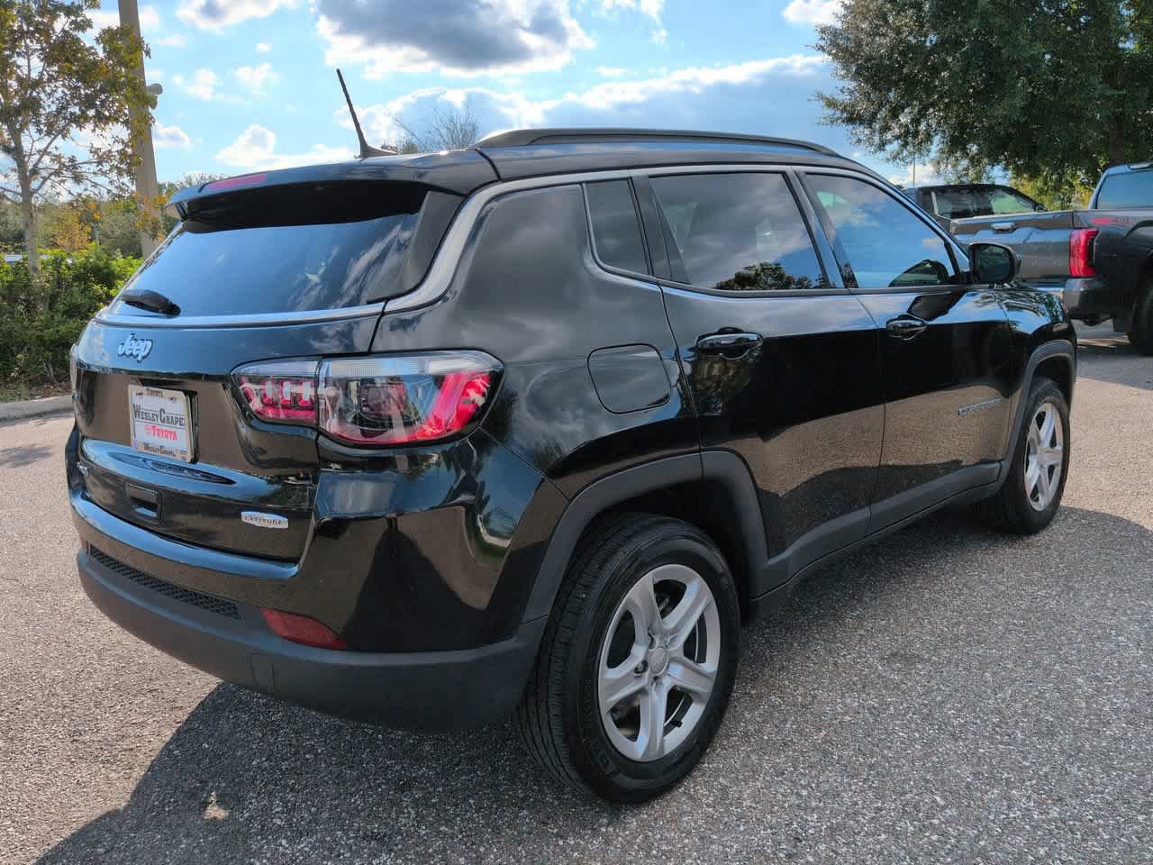 Used 2023 Jeep Compass Latitude w/ Convenience Group AWD/4WD image 6