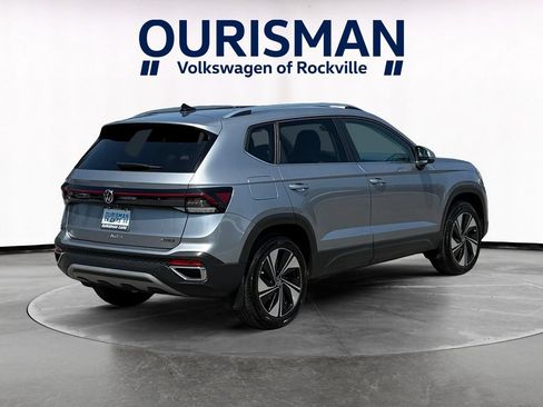 Used 2025 Volkswagen Taos SE w/ Panoramic Sunroof Package AWD/4WD image 6