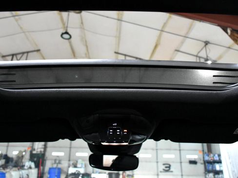 Used 2017 Maserati Levante w/ Luxury Package image 16