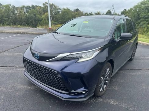 Used 2023 Toyota Sienna XSE w/ XSE Plus Package FWD image 6