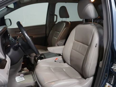 Used 2015 Toyota Sienna XLE image 6