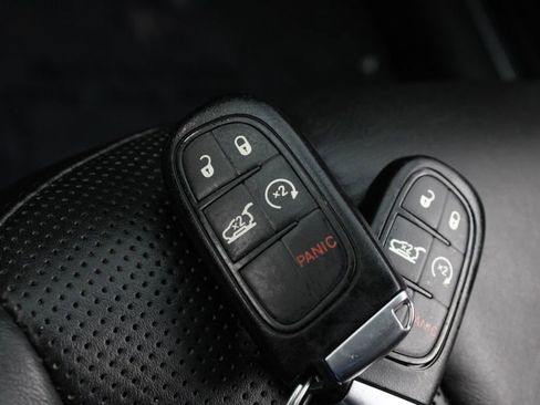 Used 2019 Jeep Cherokee Limited image 32