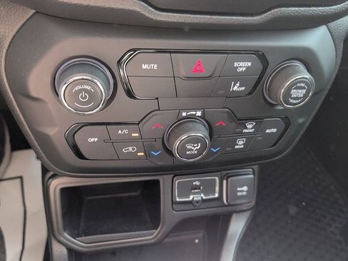 Used 2021 Jeep Renegade Latitude w/ Convenience Group image 17