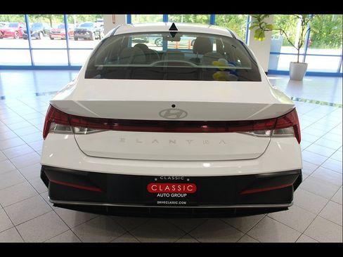 Used 2025 Hyundai Elantra SEL FWD image 6