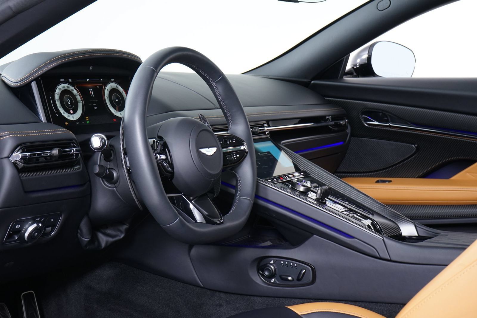Used 2026 Aston Martin DB12 Coupe RWD image 4