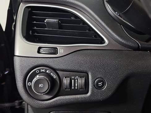 Used 2020 Jeep Cherokee Limited FWD image 24