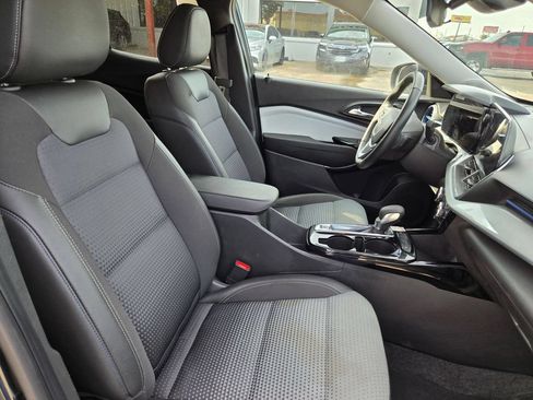 Used 2025 Chevrolet Trax LT w/ LT Convenience Package FWD image 32