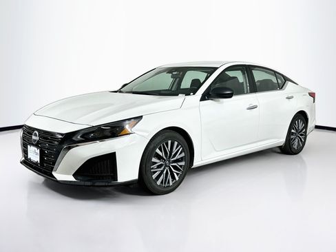 Used 2025 Nissan Altima 2.5 SV FWD image 3