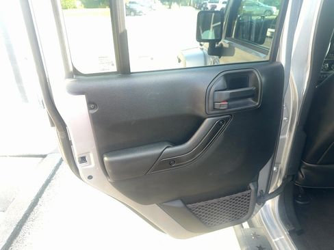 Used 2017 Jeep Wrangler Unlimited Sahara AWD/4WD image 10