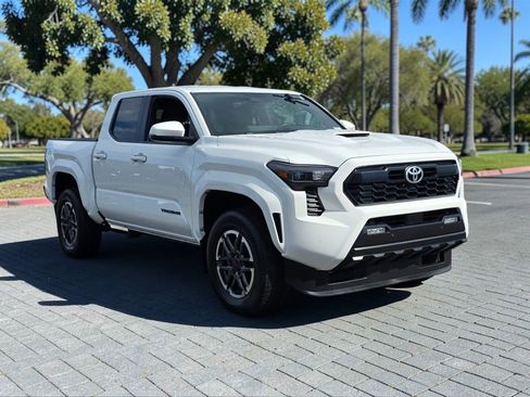 Used 2024 Toyota Tacoma TRD Sport w/ TRD Sport Upgrade Package image 4