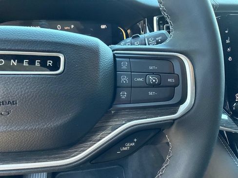 Used 2022 Jeep Wagoneer Series III w/ Rear Seat Entertainment Group AWD/4WD image 12