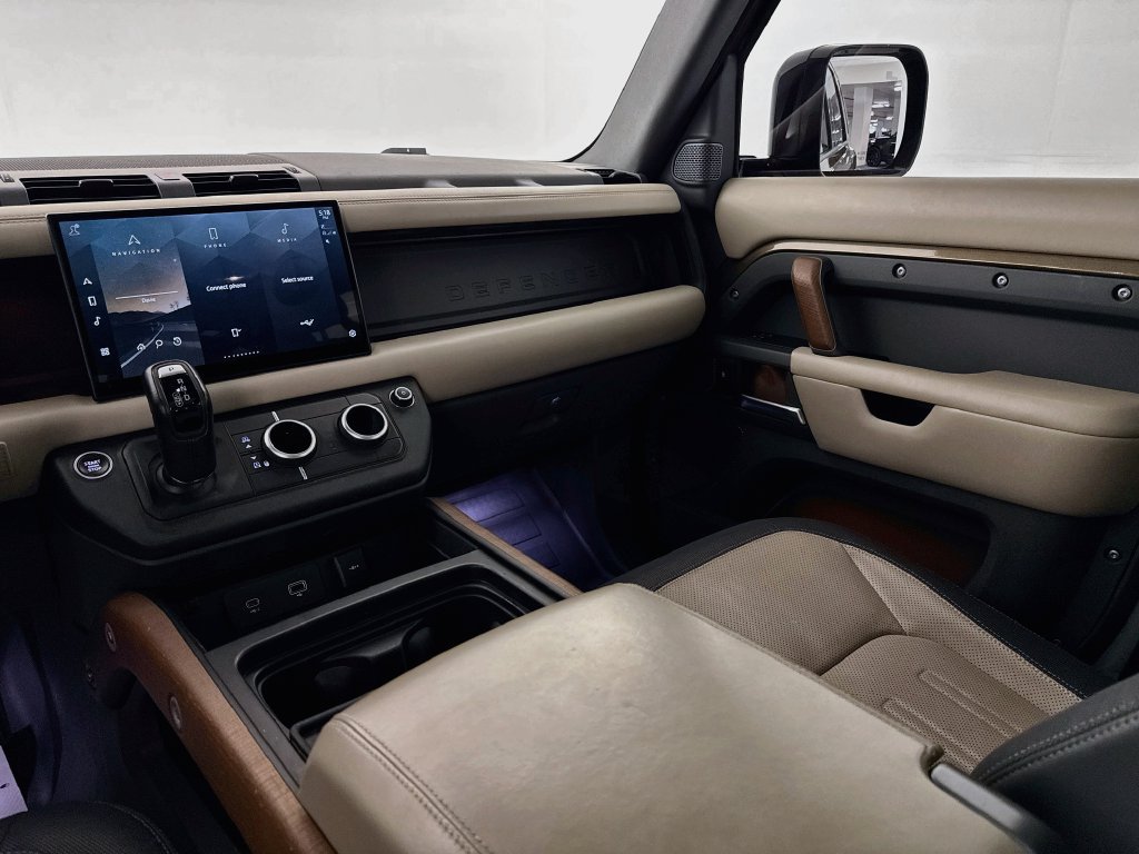 Certified 2022 Land Rover Defender 110 X-Dynamic HSE AWD/4WD image 22