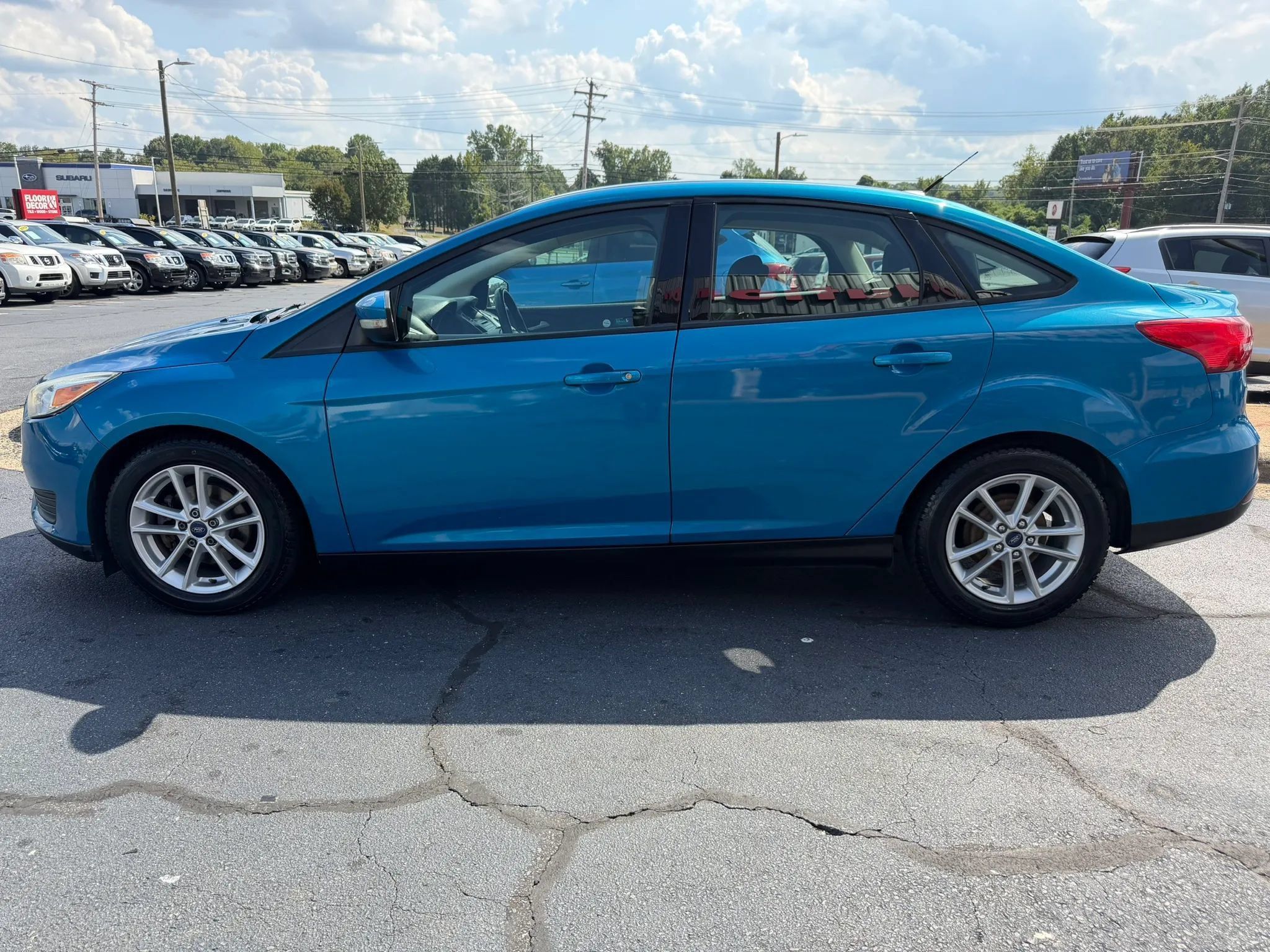 Used 2016 Ford Focus SE w/ SE Cold Weather Package FWD image 4