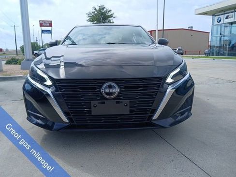 Used 2024 Nissan Altima 2.5 SV FWD image 2