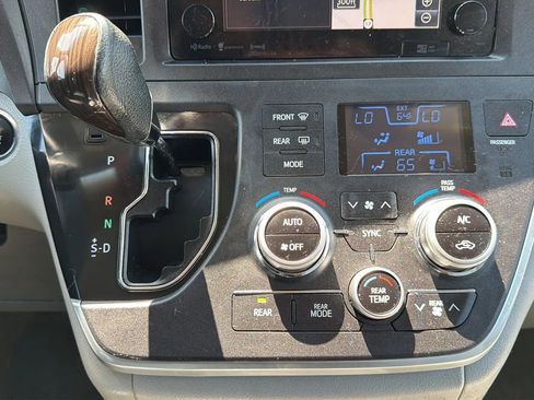 Used 2017 Toyota Sienna XLE w/ XLE Navigation Package FWD image 19