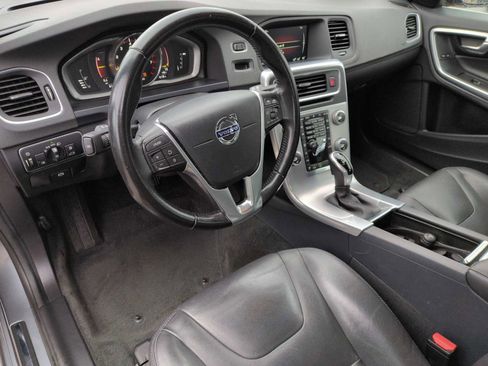 Used 2017 Volvo V60 T5 Premier w/ Convenience Package image 2