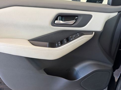 Used 2025 Nissan Rogue SV FWD image 18