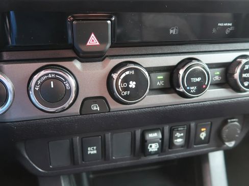 Used 2018 Toyota Tacoma TRD Off-Road AWD/4WD image 37