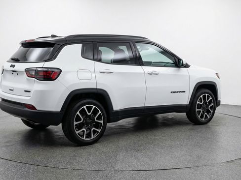 Used 2025 Jeep Compass Trailhawk AWD/4WD image 9