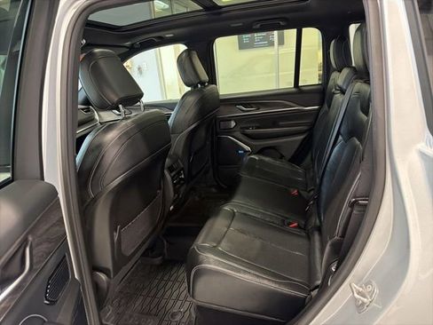 Used 2022 Jeep Grand Cherokee Overland AWD/4WD image 18