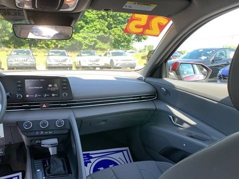 Certified 2025 Hyundai Elantra SE w/ Cargo Package FWD image 22