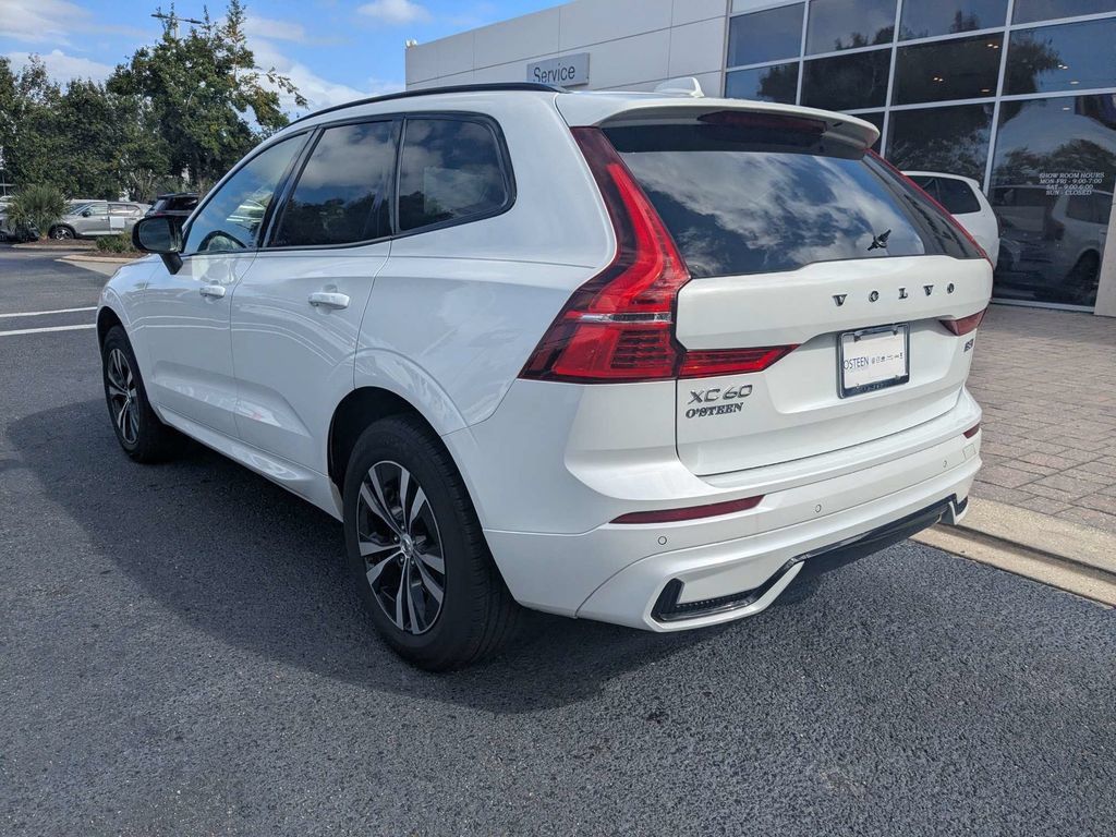 Used 2024 Volvo XC60 B5 Core AWD/4WD image 4
