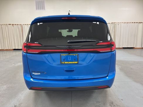 New 2026 Chrysler Pacifica Select image 6