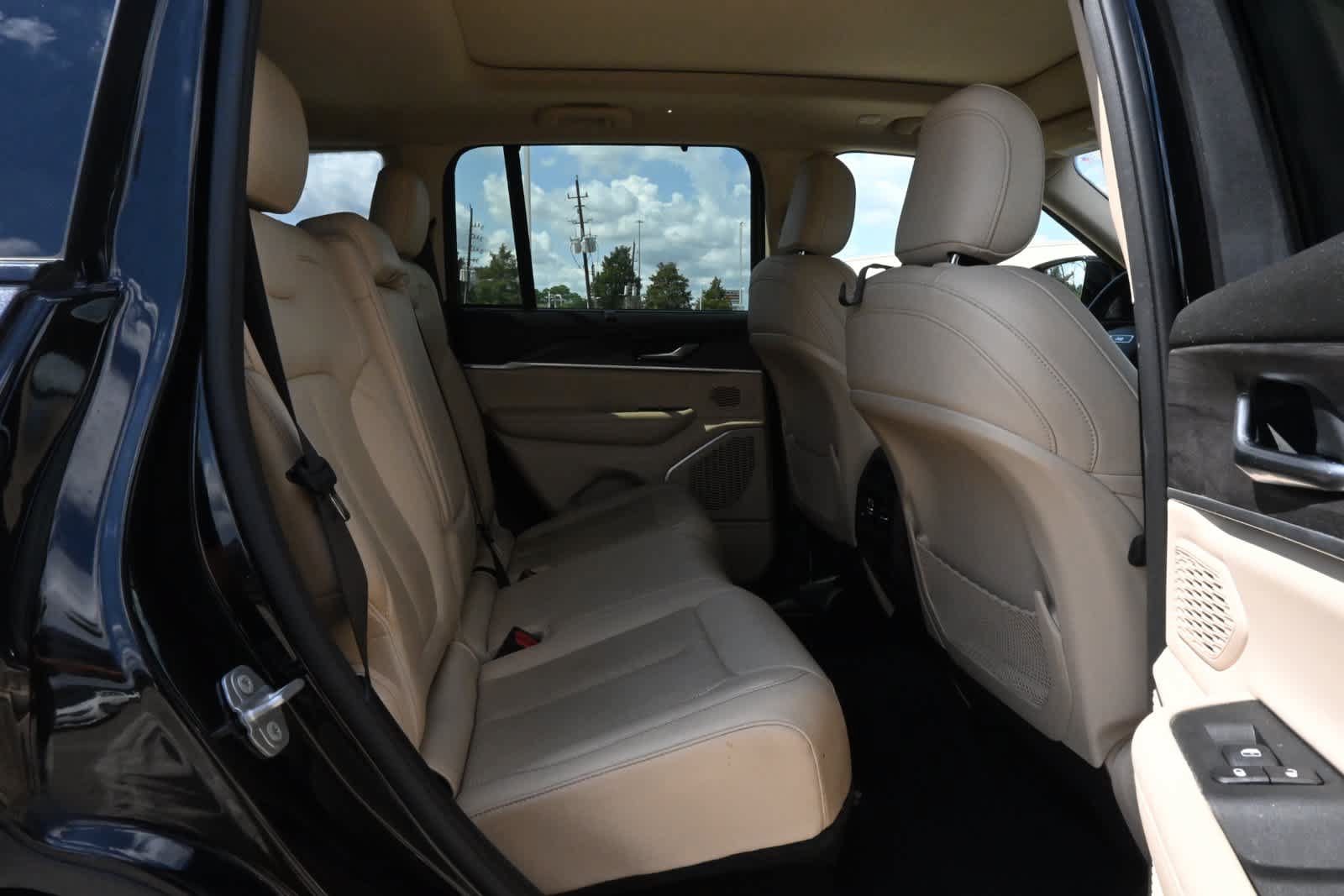 Used 2022 Jeep Grand Cherokee Limited w/ Luxury Tech Group II RWD image 22