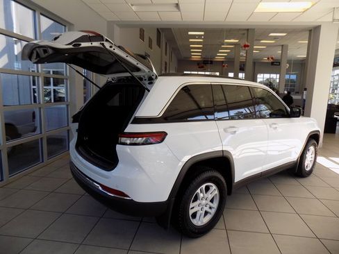 Used 2024 Jeep Grand Cherokee Laredo w/ MOPAR Finishing Package image 8