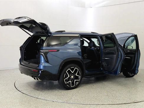 Used 2025 Chevrolet Traverse High Country FWD image 12