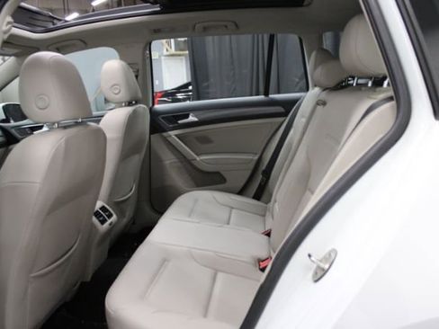 Used 2018 Volkswagen Golf SE image 22