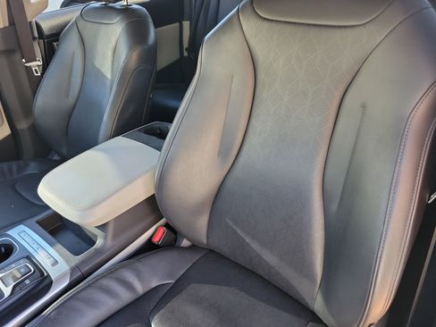 Used 2023 Kia Carnival LX image 6