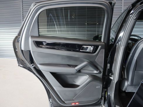 Used 2022 Porsche Cayenne Coupe image 23