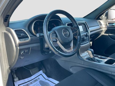 Used 2017 Jeep Grand Cherokee Laredo AWD/4WD image 9