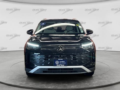 Certified 2025 Volkswagen Tiguan SE w/ Panoramic Sunroof Package AWD/4WD image 2