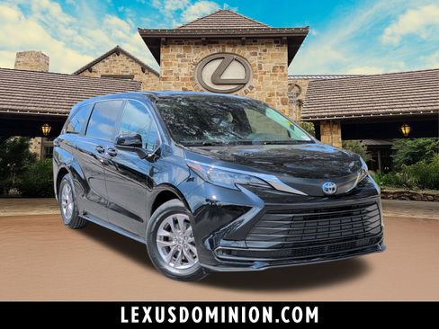 Used 2025 Toyota Sienna LE image 1