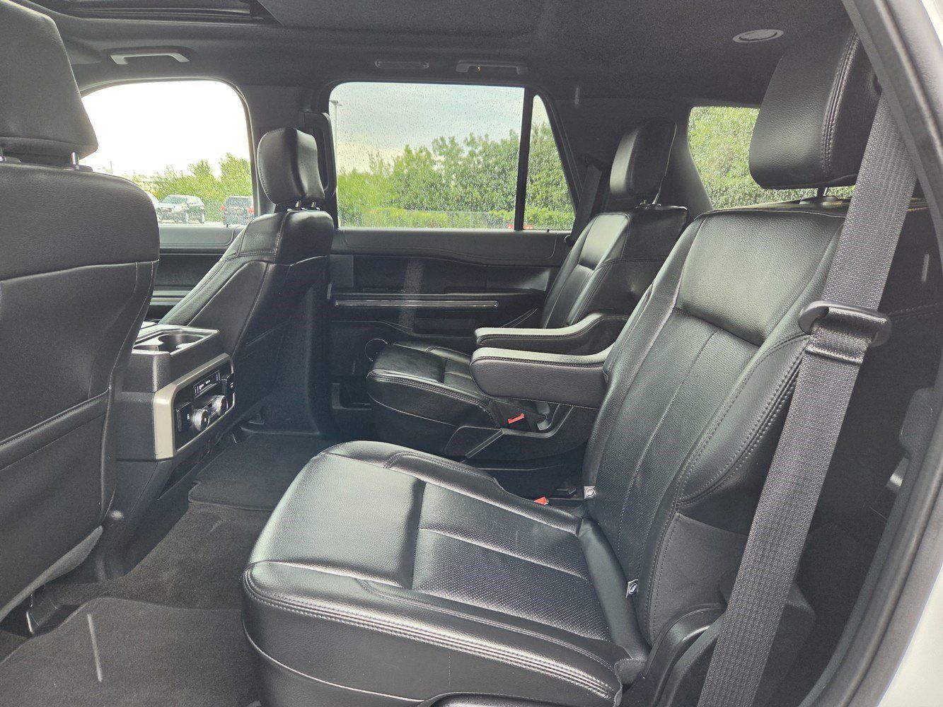 Used 2020 Ford Expedition XLT w/ Equipment Group 202A AWD/4WD image 30