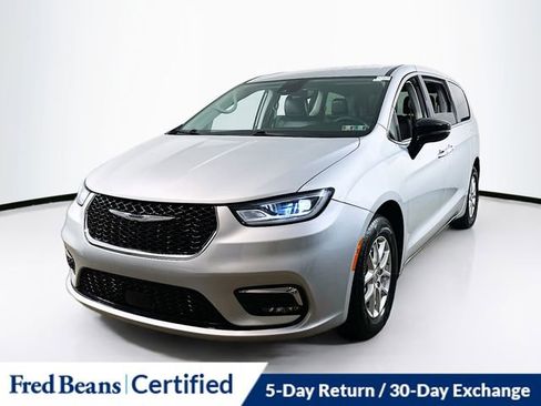 Used 2024 Chrysler Pacifica Touring-L image 3