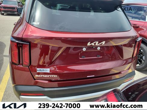 Certified 2025 Kia Sorento LX FWD image 9