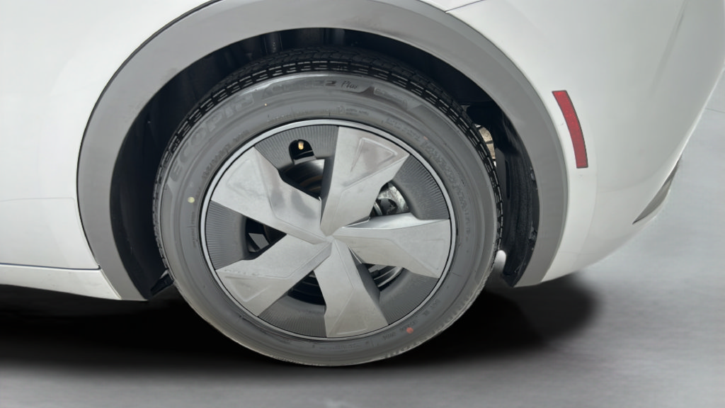 Used 2025 Toyota Prius LE FWD image 8
