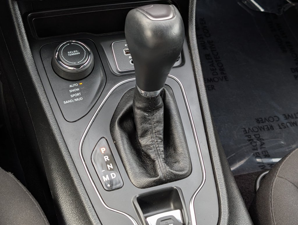 Used 2019 Jeep Cherokee Latitude w/ Comfort & Convenience Group AWD/4WD image 20