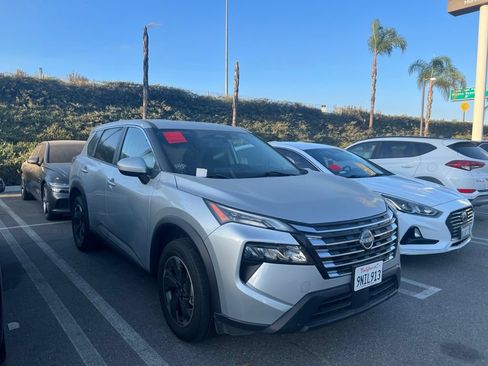 Used 2024 Nissan Rogue SV FWD image 2
