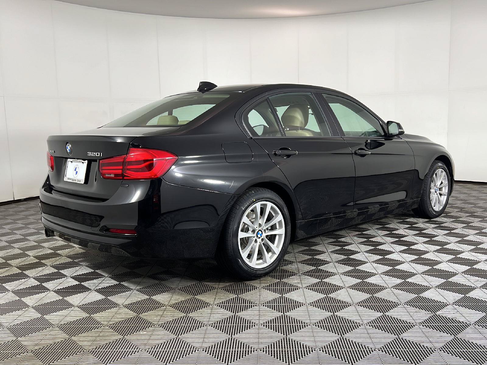 Used 2018 BMW 320i xDrive Sedan AWD/4WD image 5