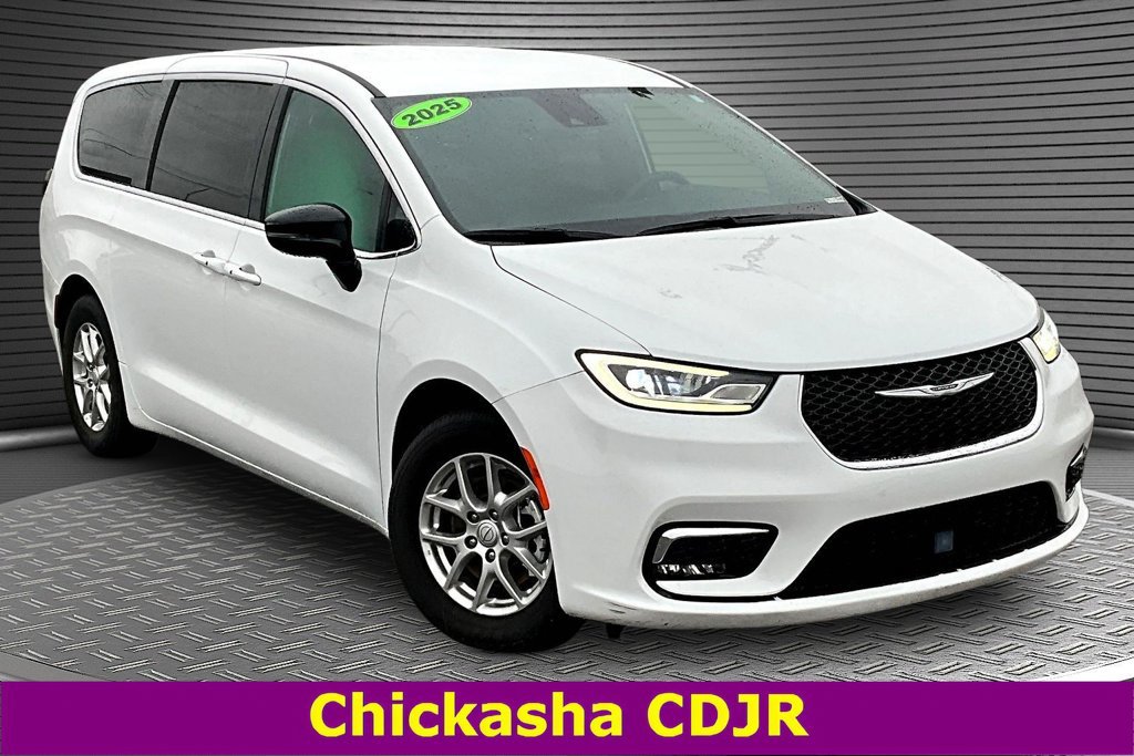 Used 2025 Chrysler Pacifica Select FWD image 3