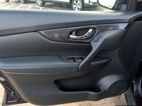 Used 2017 Nissan Rogue SV image 21