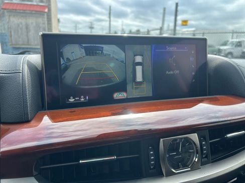 Used 2021 Lexus LX 570 4WD w/ Luxury Package image 17