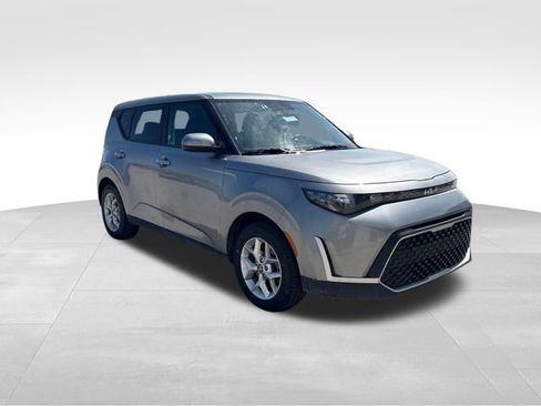Used 2024 Kia Soul LX w/ Option Group 015 FWD image 3